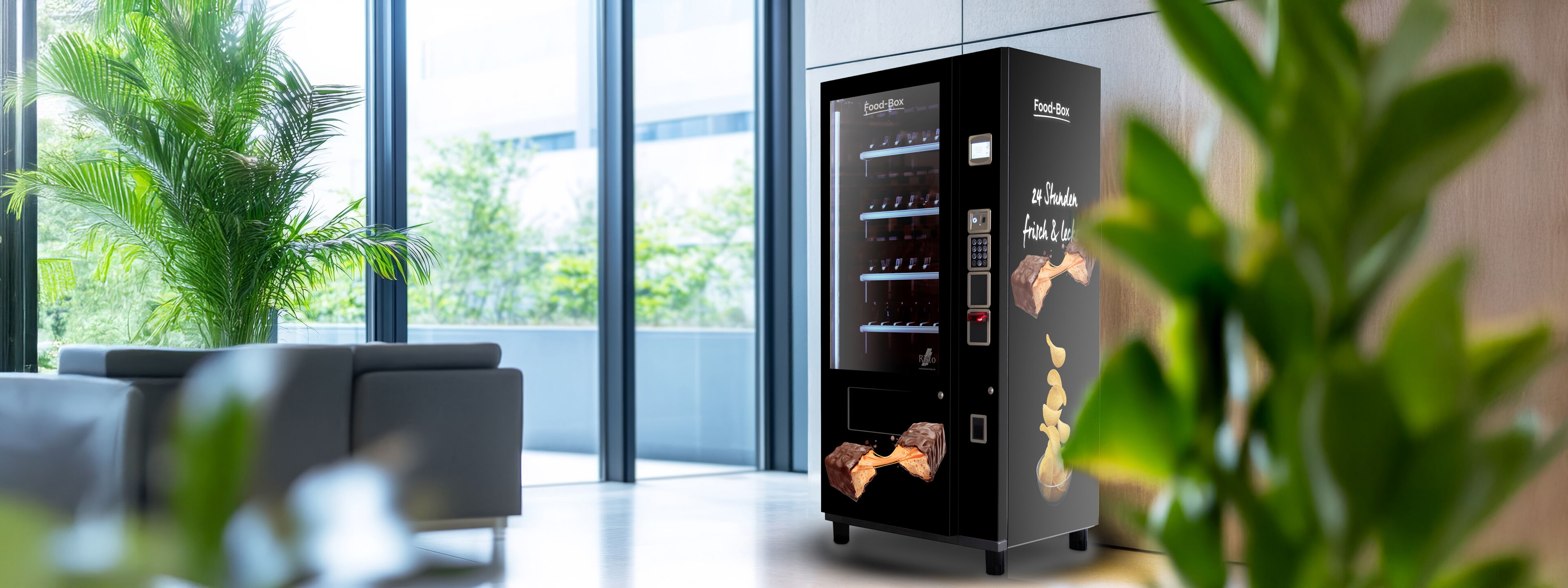 Verkaufsautomat in moderner Büro- oder Lobbyumgebung mit Snack- und Süßwarenmotiv