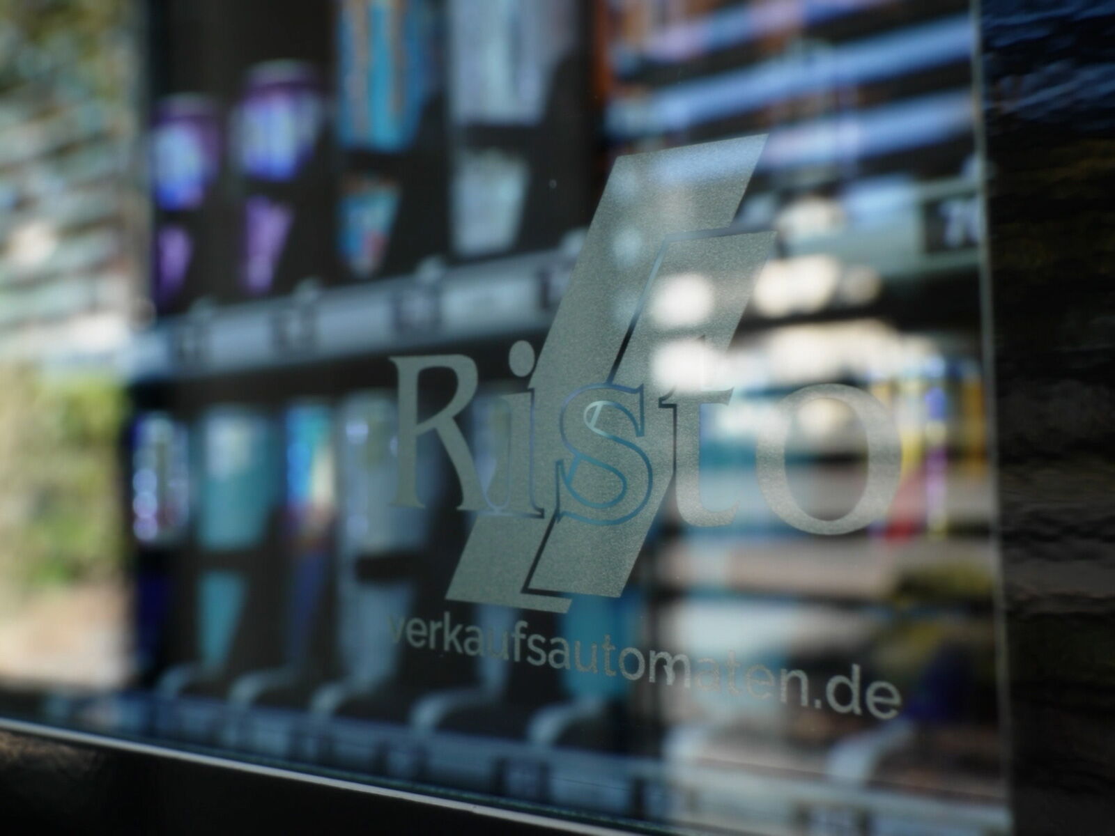 Glasfront eines Verkaufsautomaten mit Risto-Logo