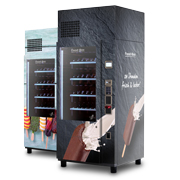 Zwei Verkaufsautomaten mit Eiscreme-Motiven, grauer Automat vorne, farbiger Automat im Hintergrund      