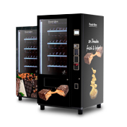 Zwei Snackautomaten mit Snackmotiven aus Schokolade und Nüssen, schwarzer Automat vorne, zweiter Automat im Hintergrund      