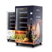 Zwei Verkaufsautomaten mit Glasfronten, beide mit Weinmotiven, blauer Automat vorne, weisser im Hintergrund      